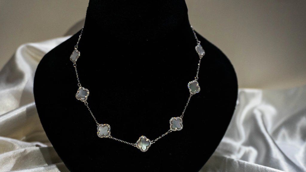 Elegant Four-Leaf Flower Necklace Allure Design