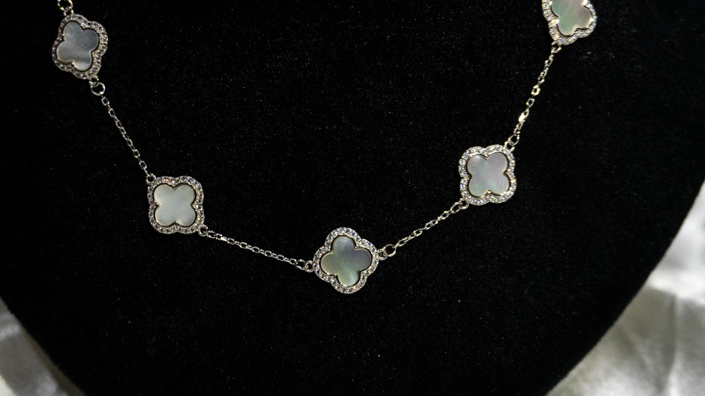 Elegant Four-Leaf Flower Necklace Allure Design